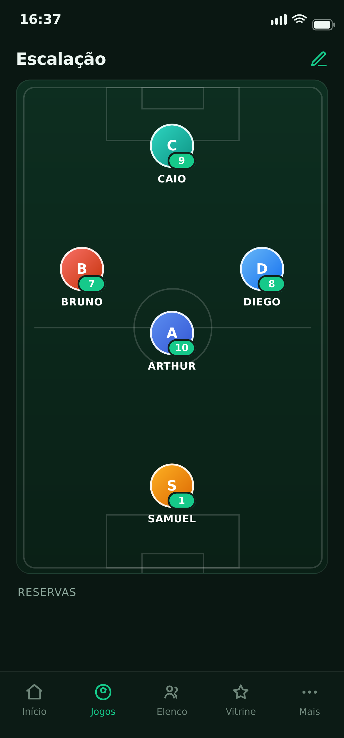 Tela de escalação tática do Squadory com os jogadores posicionados em campo